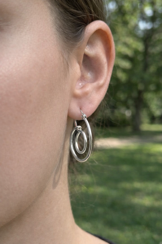 Boucles d’oreilles à double anneau entrelacé