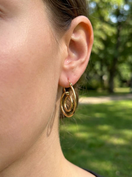 Boucles d’oreilles à double anneau entrelacé