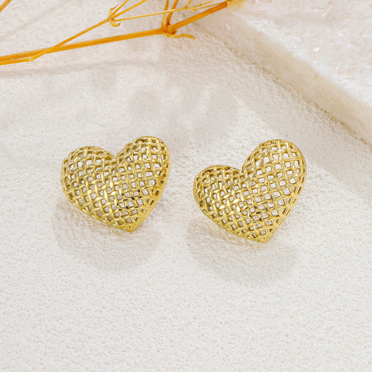 Boucles d'oreilles dorées clous cœur quadrillé