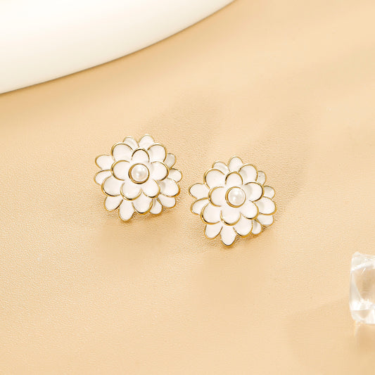 Boucles d'Oreilles Puces Fleur Émaillée Blanche Avec Perle Centrale Et Finition Dorée