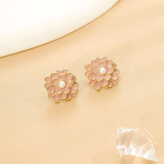 Boucles d'Oreilles Puces Fleur Émaillée Rose Avec Perle Centrale Et Finition Dorée