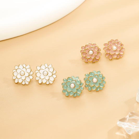 Boucles d'Oreilles Puces Fleur Émaillée Avec Perle Centrale Et Finition Dorée