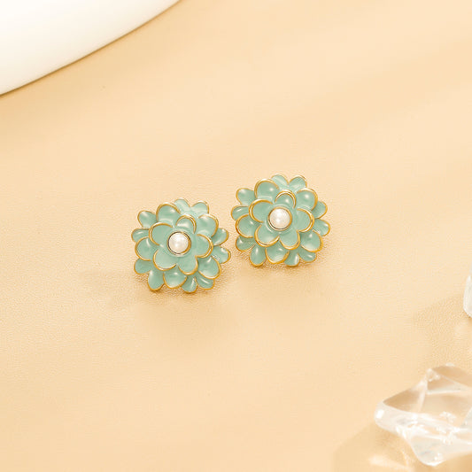 Boucles d'Oreilles Puces Fleur Émaillée Turquoise Avec Perle Centrale Et Finition Dorée