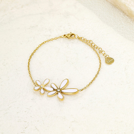 Bracelet chaîne dorée fine double fleur blanche
