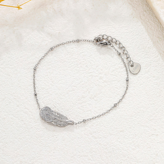 Bracelet argenté chaîne fine pendentif plume texturé