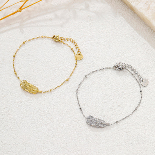 Bracelet argenté chaîne fine pendentif plume texturé