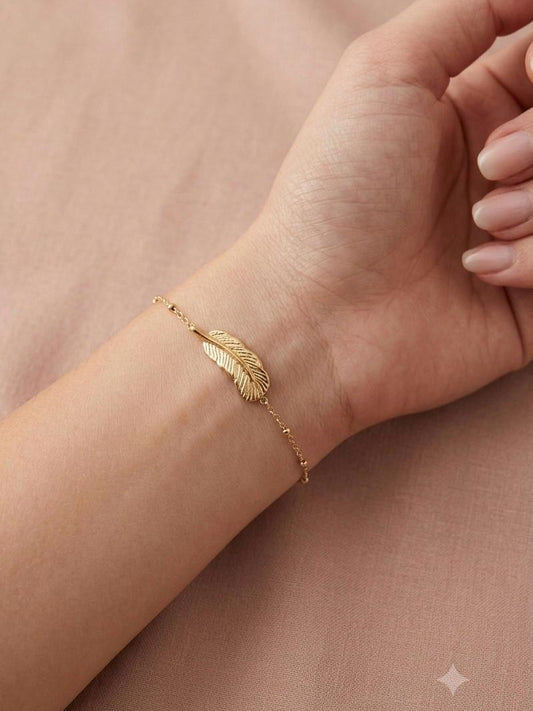 Bracelet chaîne fine pendentif plume texturé