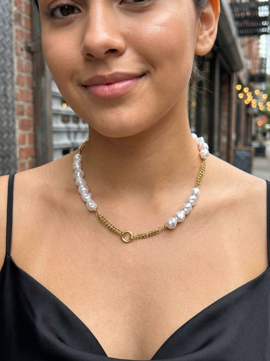 Collier doré double chaîne alternée avec perles blanches