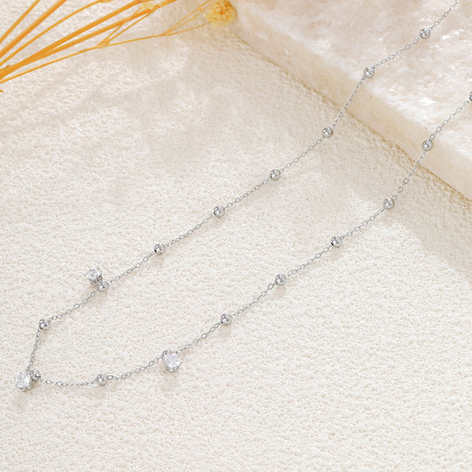 Collier argenté chaîne fine orné de boule lisse avec 3 strass à l'avant