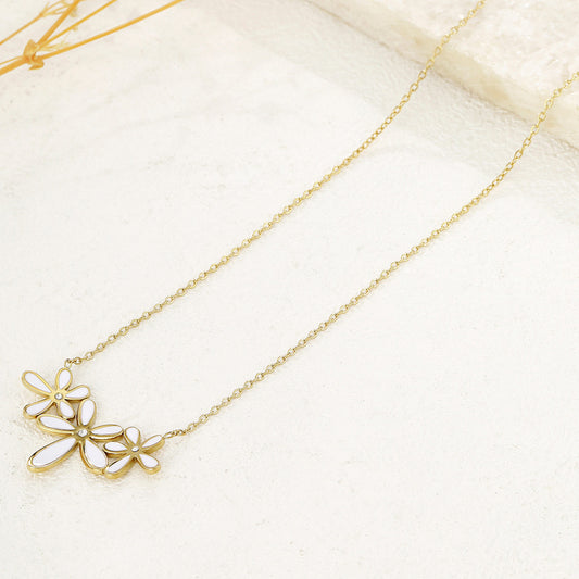 Collier chaîne dorée triple fleurs blanches