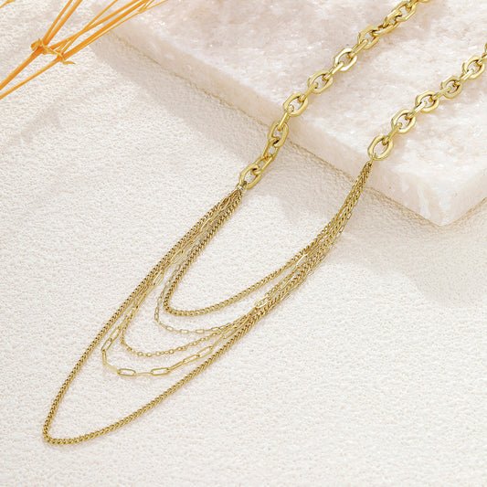 Collier doré multi-rangs à chaînes alternées fines et maillons allongés