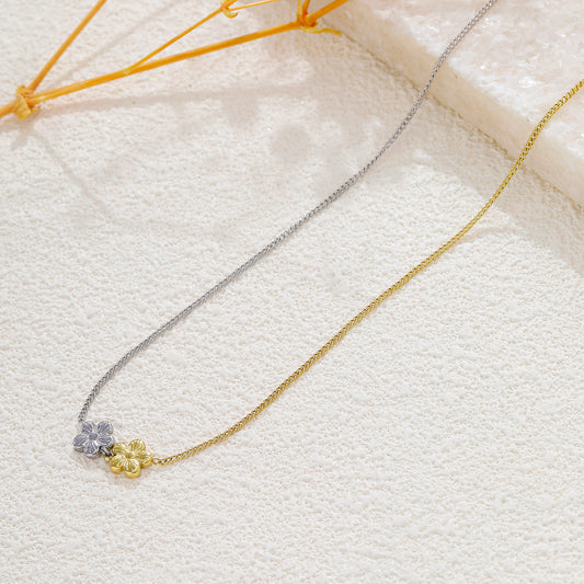 Collier fin bi-colore argenté et doré double fleur 5 pétales