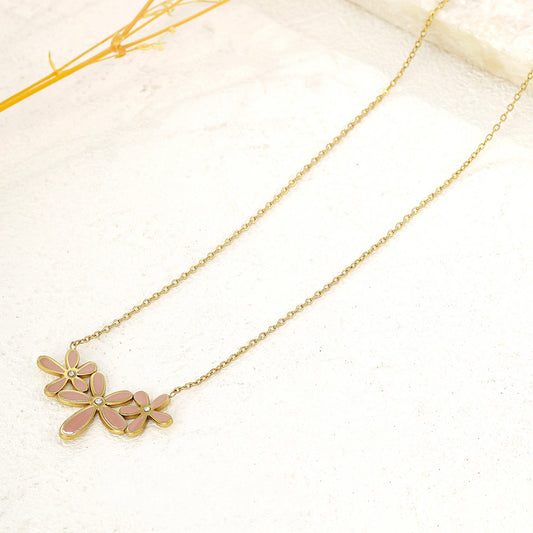 Collier chaîne dorée triple fleurs roses