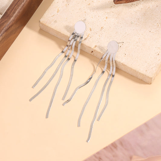 Boucles d'Oreilles Argentées Longues Effet Cascade Ondulée Brillantes