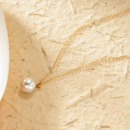 Collier chaîne fine pendentif perle blanche sphère