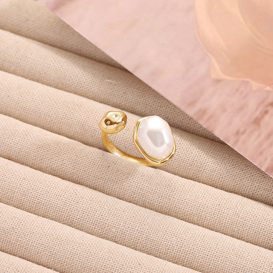 Bague Dorée Ouverture Nacre Blanche