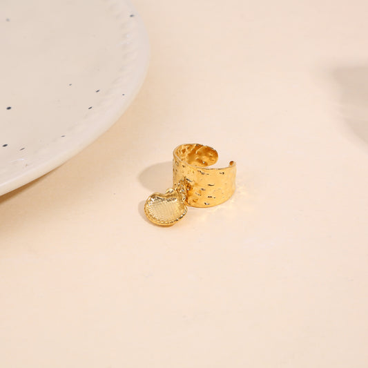 Bague dorée martelée large pendentif coquillage