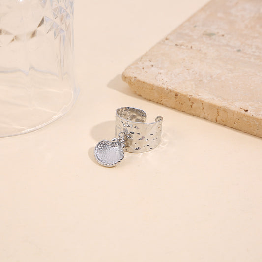 Bague argentée martelée large pendentif coquillage