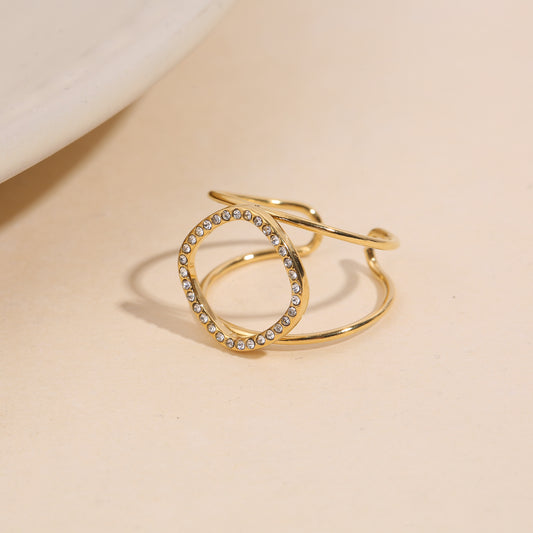 Bague dorée ajustable à double branche ajouré pavé de strass