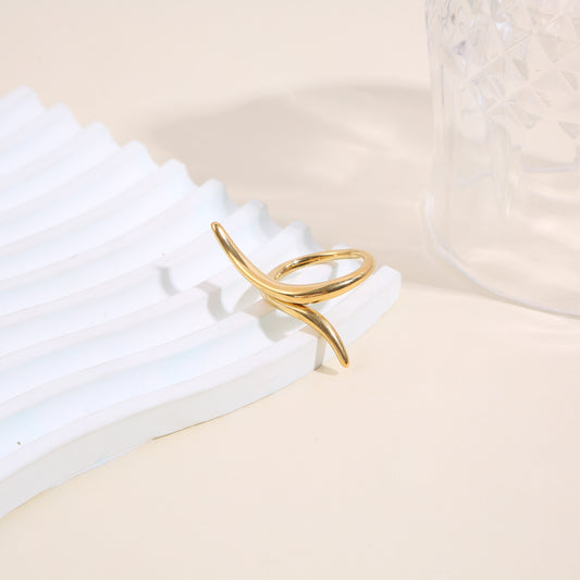 Bague dorée design croisé à l'avant long minimaliste