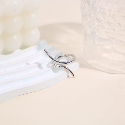 Bague argentée design croisé à l'avant long minimaliste