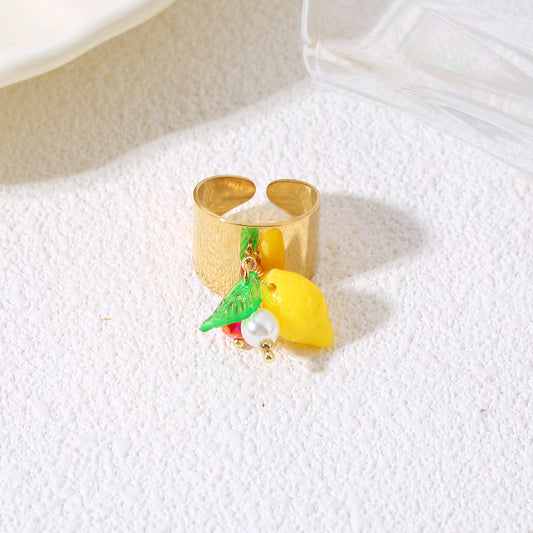 Bague large dorée avec pendentifs citron et feuille