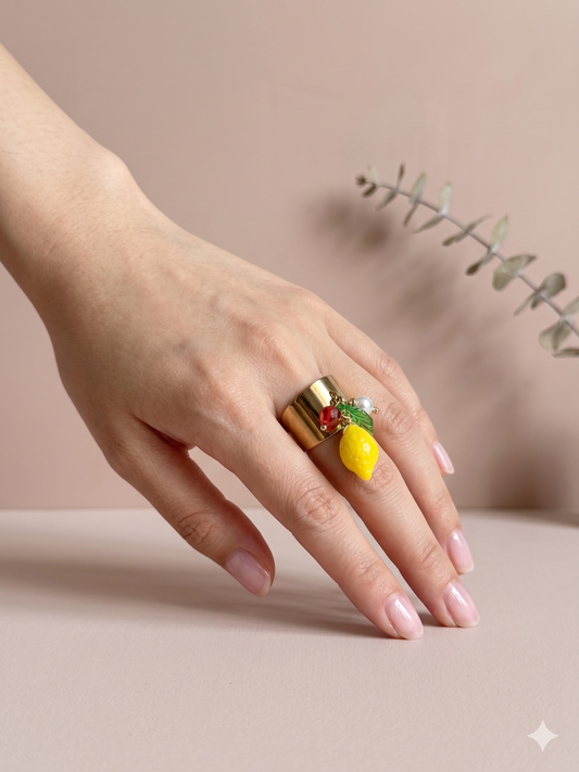 Bague large dorée avec pendentifs citron et feuille