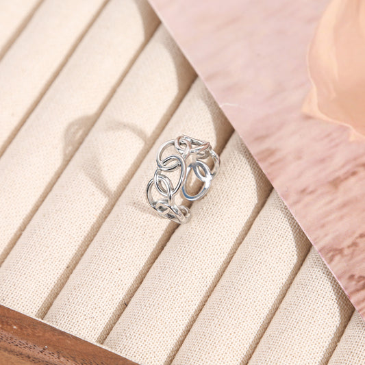 Bague Argentée Ouverte Avec Anneaux Entrelacés