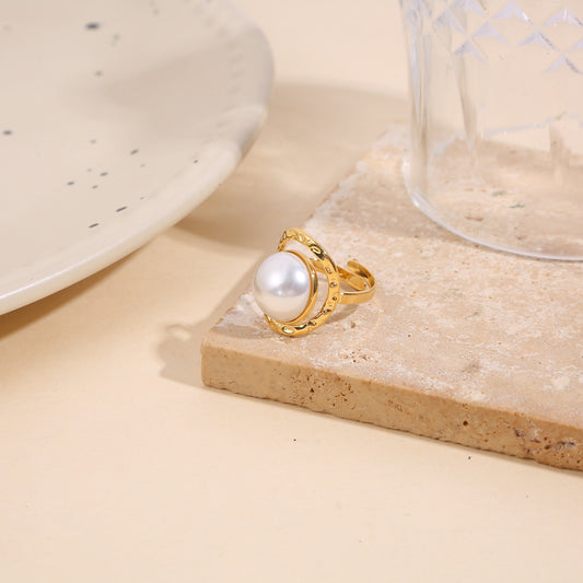 Bague dorée ajustable semi-fine cercle martelé avec perle ronde bombée centrale