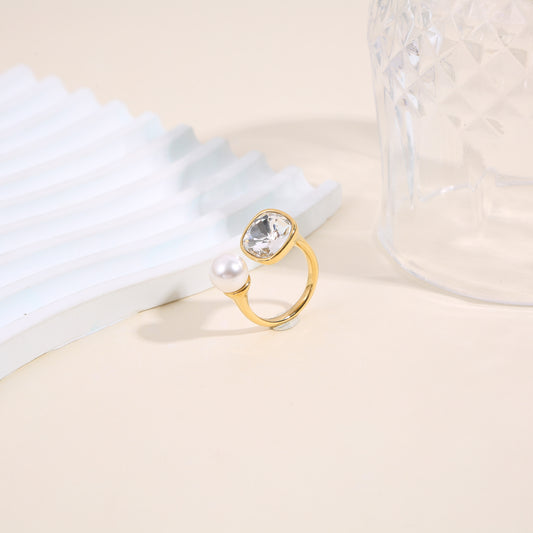 Bague dorée ouverte à l’avant strass carré perle blanche ronde