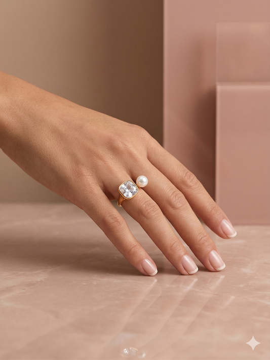 Bague dorée ouverte à l’avant strass carré perle blanche ronde