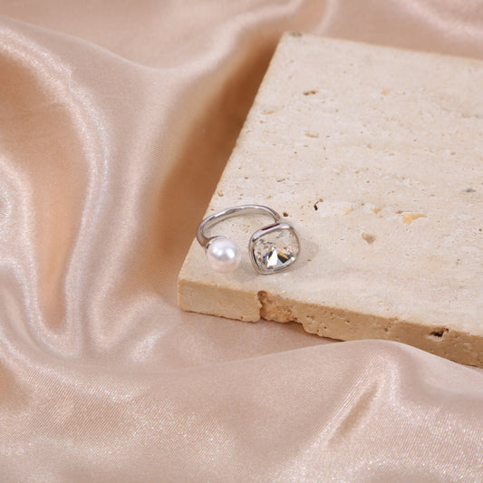 Bague argentée ouverte à l’avant strass carré perle blanche ronde