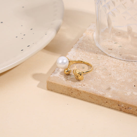 Bague dorée ajustable ouverture avant avec forme arrondie texturée perle et rond lisse