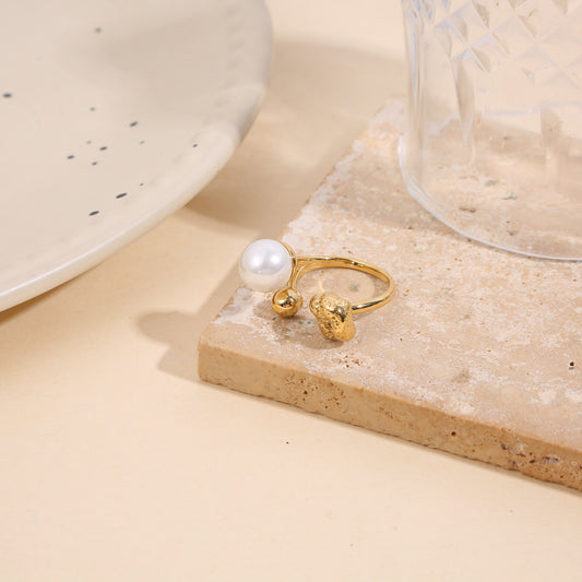 Bague dorée ajustable ouverture avant avec forme arrondie texturée perle et rond lisse