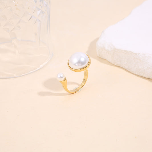 Bague dorée ouverture avant perle texturé avec encadrement lisse