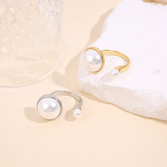 Bague dorée ouverture avant perle texturé avec encadrement lisse