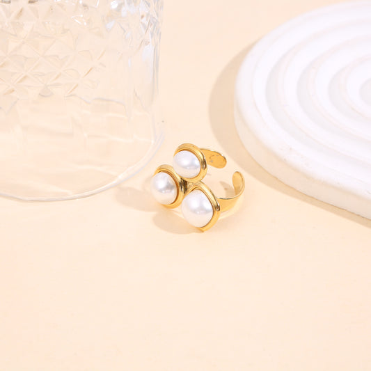 Bague dorée ajustable épaisse 3 perles blanches bombées carrée ronde et ovale