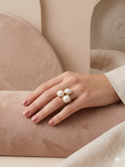 Bague dorée ajustable épaisse 3 perles blanches bombées carrée ronde et ovale
