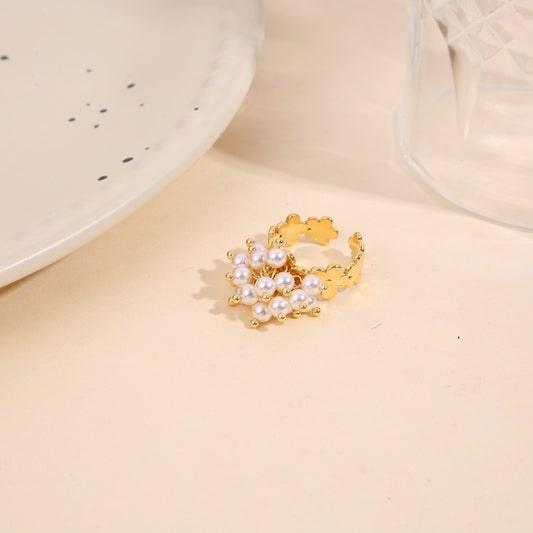 Bague dorée semi épaisse ornées de fleurs et breloques perles blanches