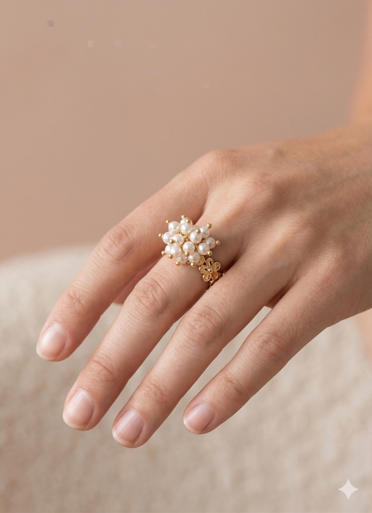 Bague dorée semi épaisse ornées de fleurs et breloques perles blanches