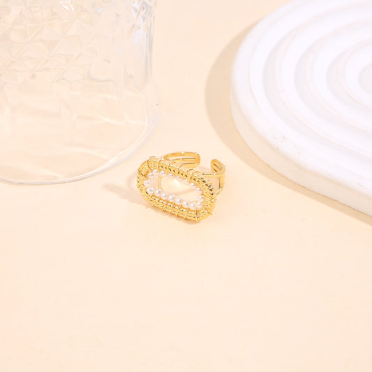 Bague dorée ajustable martelées cadre rectangle arrondis ornée de perles