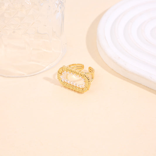 Bague dorée ajustable martelées cadre rectangle arrondis ornée de perles