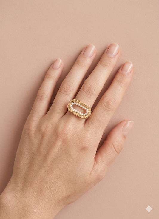 Bague dorée ajustable martelées cadre rectangle arrondis ornée de perles