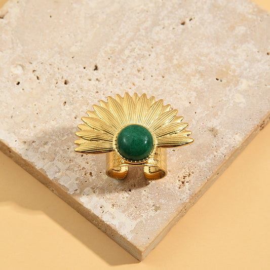 Bague Dorée Large Pétales Avec Pierre Verte Ajustable