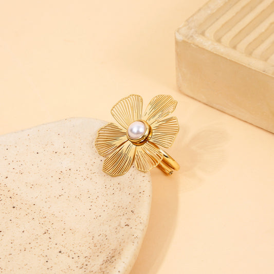 Bague Dorée Ajustable Fleur Éthérée Avec Perle Blanche Nacrée