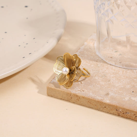 Bague dorée structurée avec perle