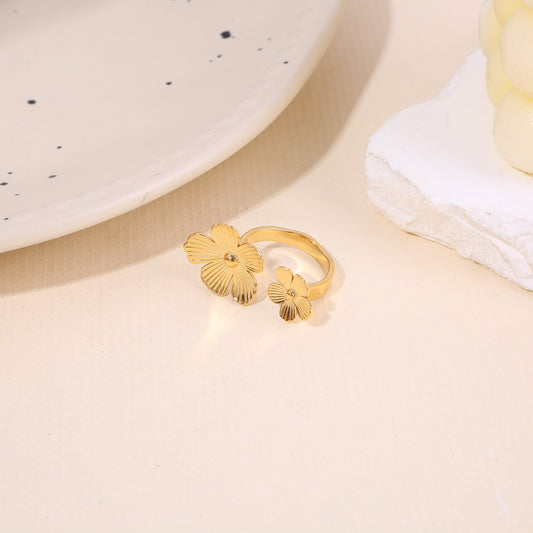 Bague Dorée Ouverte Duo De Fleurs Gravées Ouverture devant