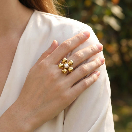 Bague dorée ajustable fleur à perle centrale