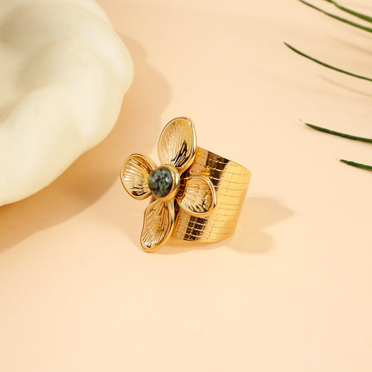 Bague Dorée Ajustable Fleur Sculptée Avec Pierre Centrale