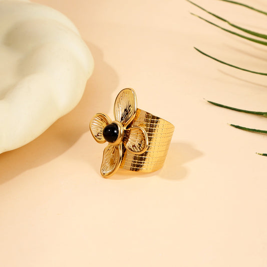 Bague Dorée Ajustable Fleur Sculptée Avec Pierre Centrale